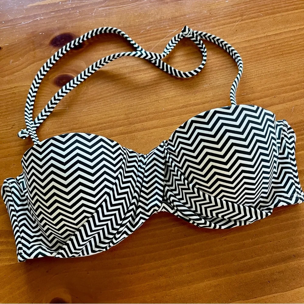 Xhiliration Black & White Chevron Stripe Bikini Top, Size M